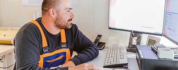 A customer enjoying the benefits of the PFREUNDT Web Portal