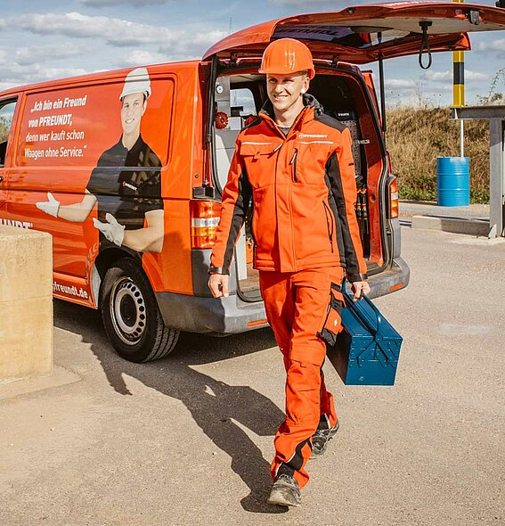 PFREUNDT-servicetekniker i arbete