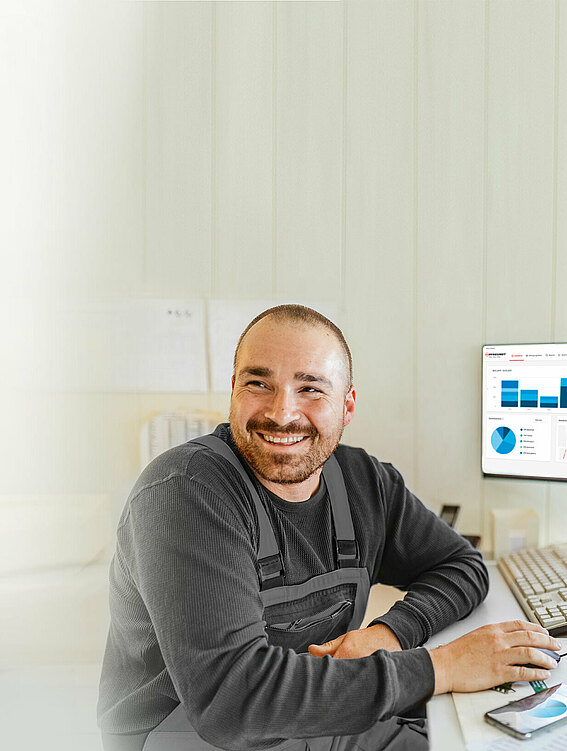 Ein Mitarbeiter genießt die zahlreichen Auswertungs- und Optimierungsvorteile des PFREUNDT Web Portals 