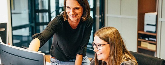 PFREUNDT GmbH – two employees looking at a monitor together