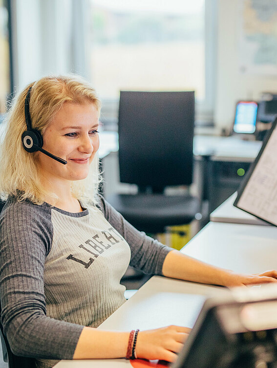 Medarbejder hos PFREUNDT hjælper kunde under telefonisk rådgivning 