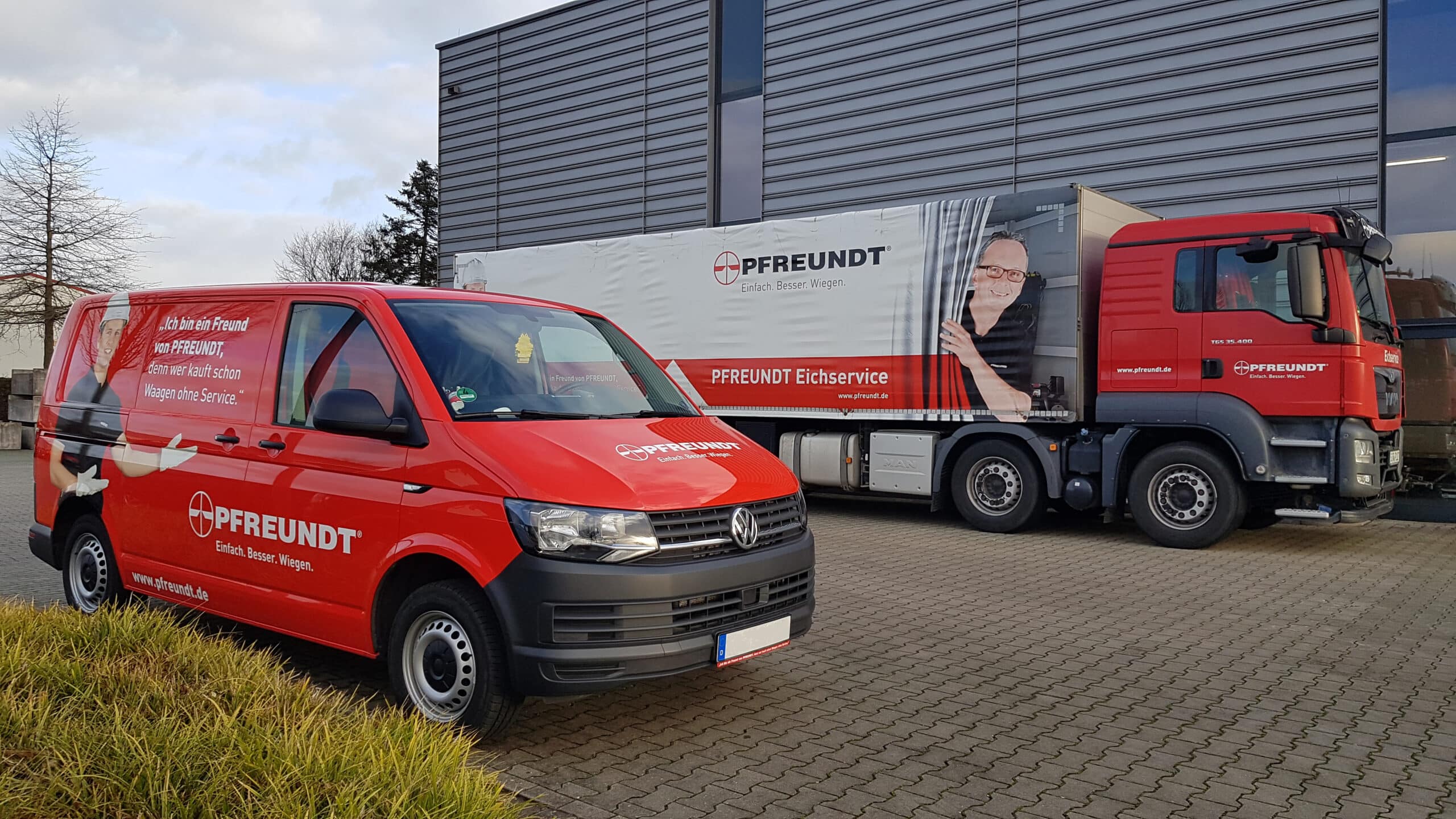 Roter PFREUNDT-Firmenwagen und LKW für mobile Wiegesysteme vor Industriegebäude.