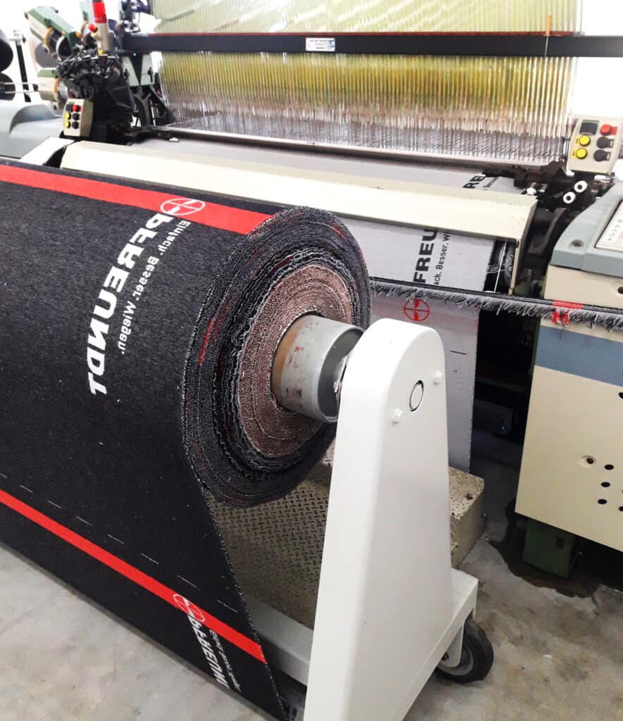 Rolle mit PFREUNDT-Logo in einer Produktionshalle, hervorgehoben durch hochwertige Materialien und Fertigung.