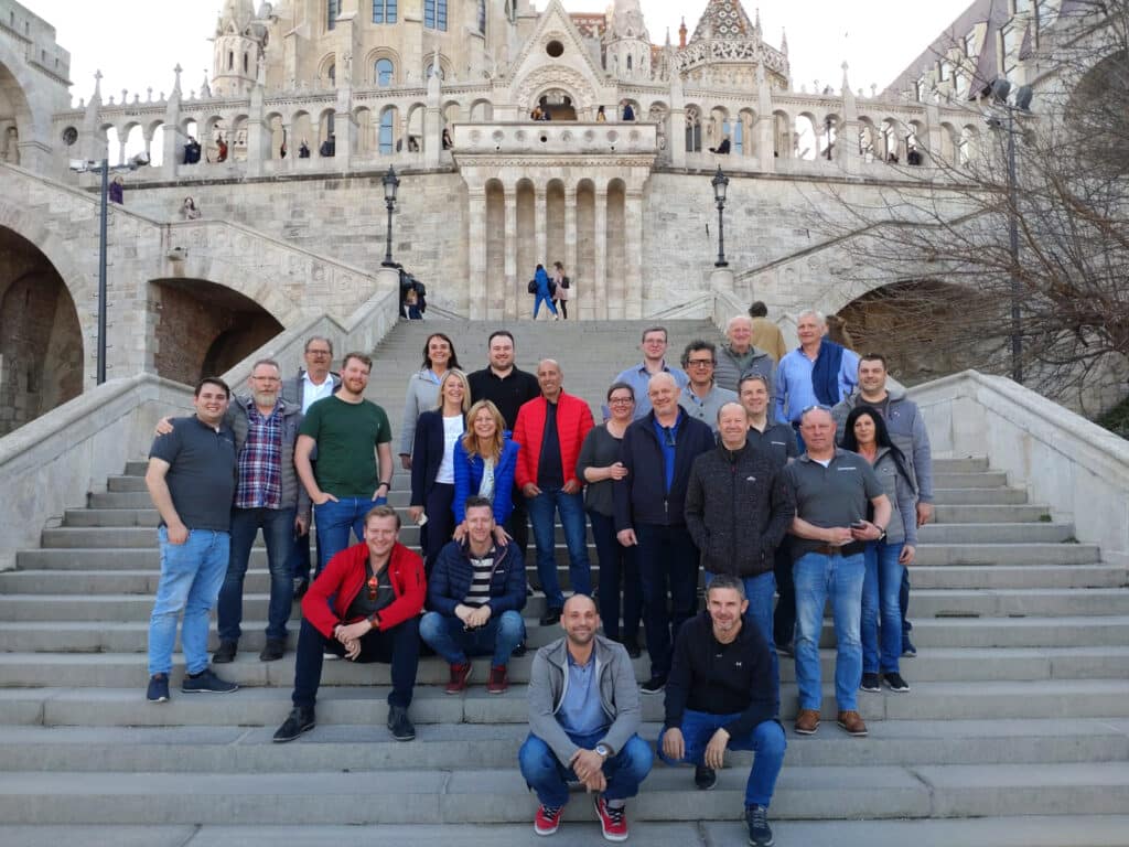 Gruppenfoto des Teams von PFREUNDT vor einem historischen Gebäude, spezialisiert auf mobile Wiegesysteme.