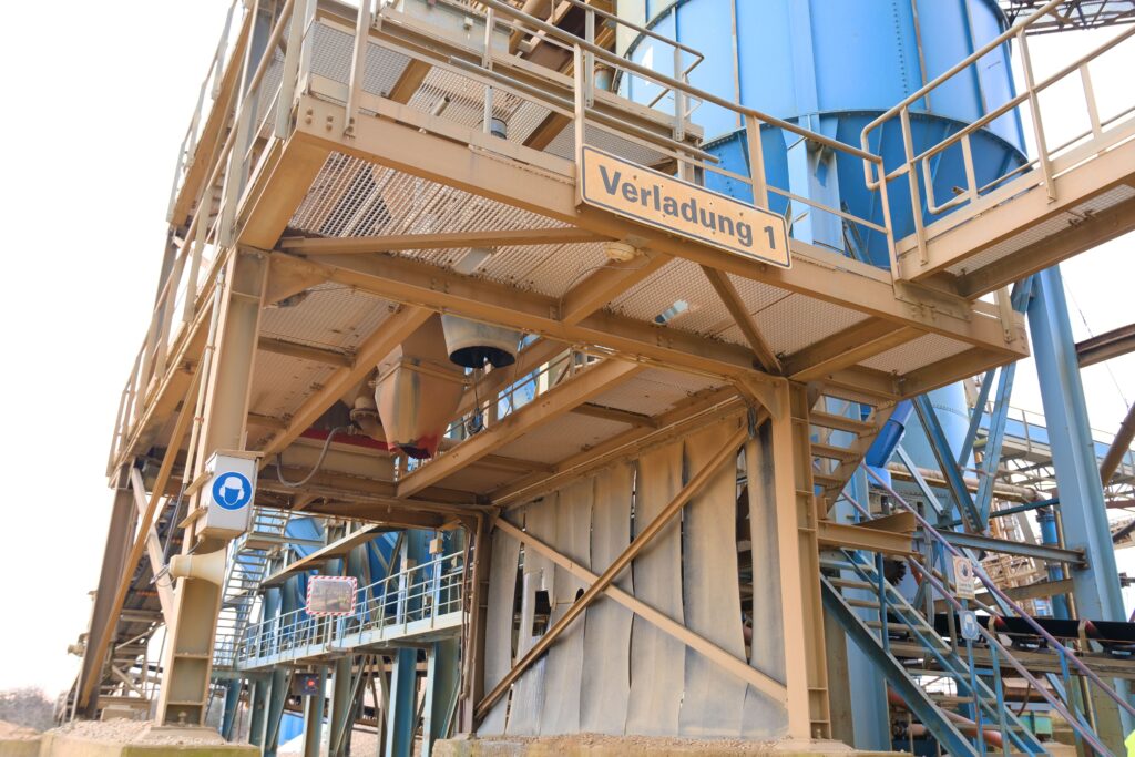 Verladestation mit Siloturm und Schild „Verladung 1“ in einem Werk.