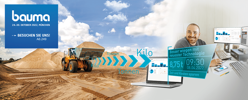 Wheel loader and employee at a computer with the PFREUNDT Web Portal – notice about bauma.