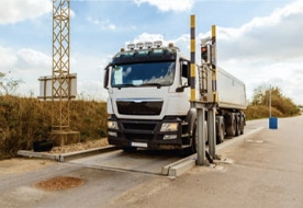 Lorry on a PFREUNDT mobile weighing platform for accurate weight measurement. Ideal for the construction and transport sectors.