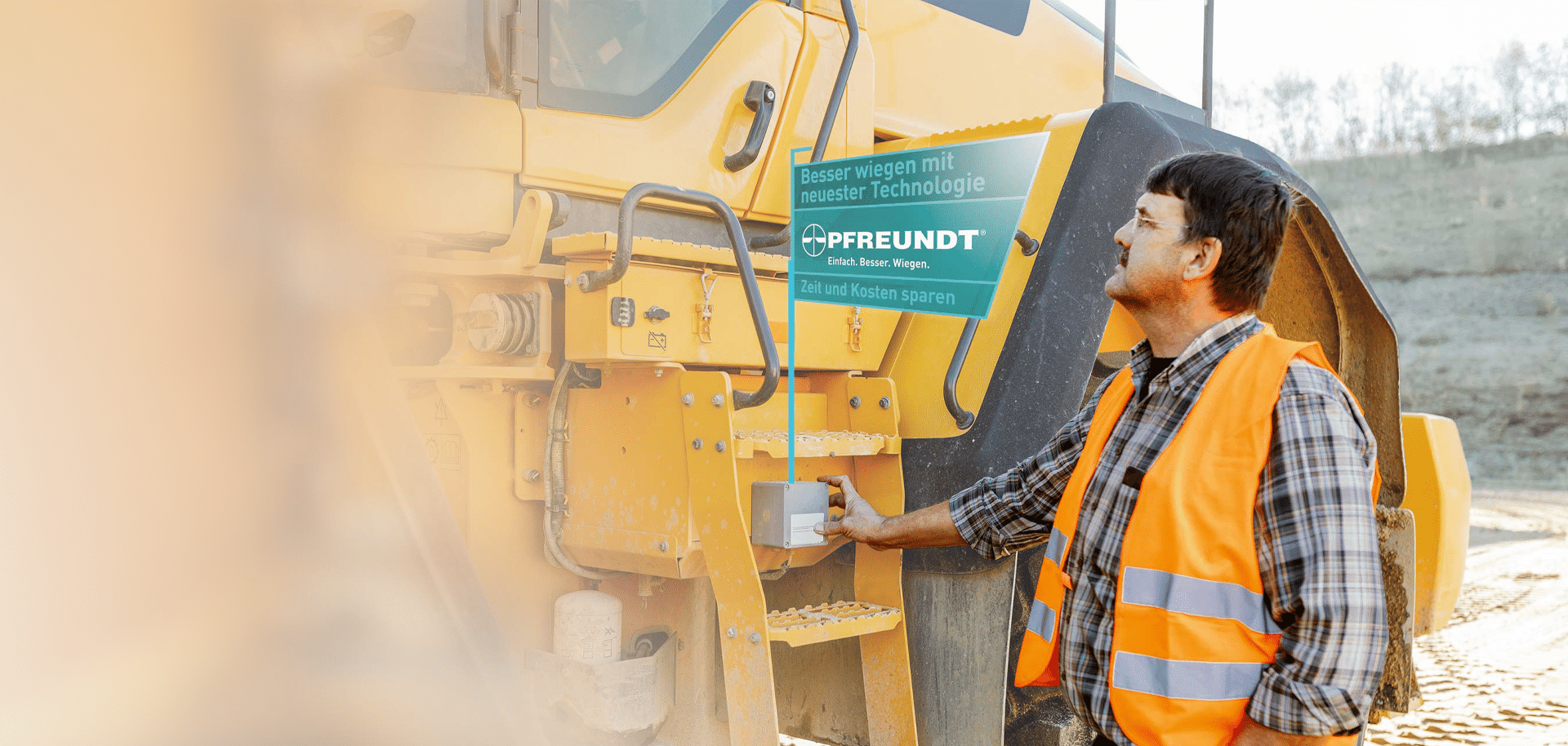 Mann bei Bagger mit PFREUNDT-Logo, zeigt mobile Wiegesysteme für Baumaschinen.