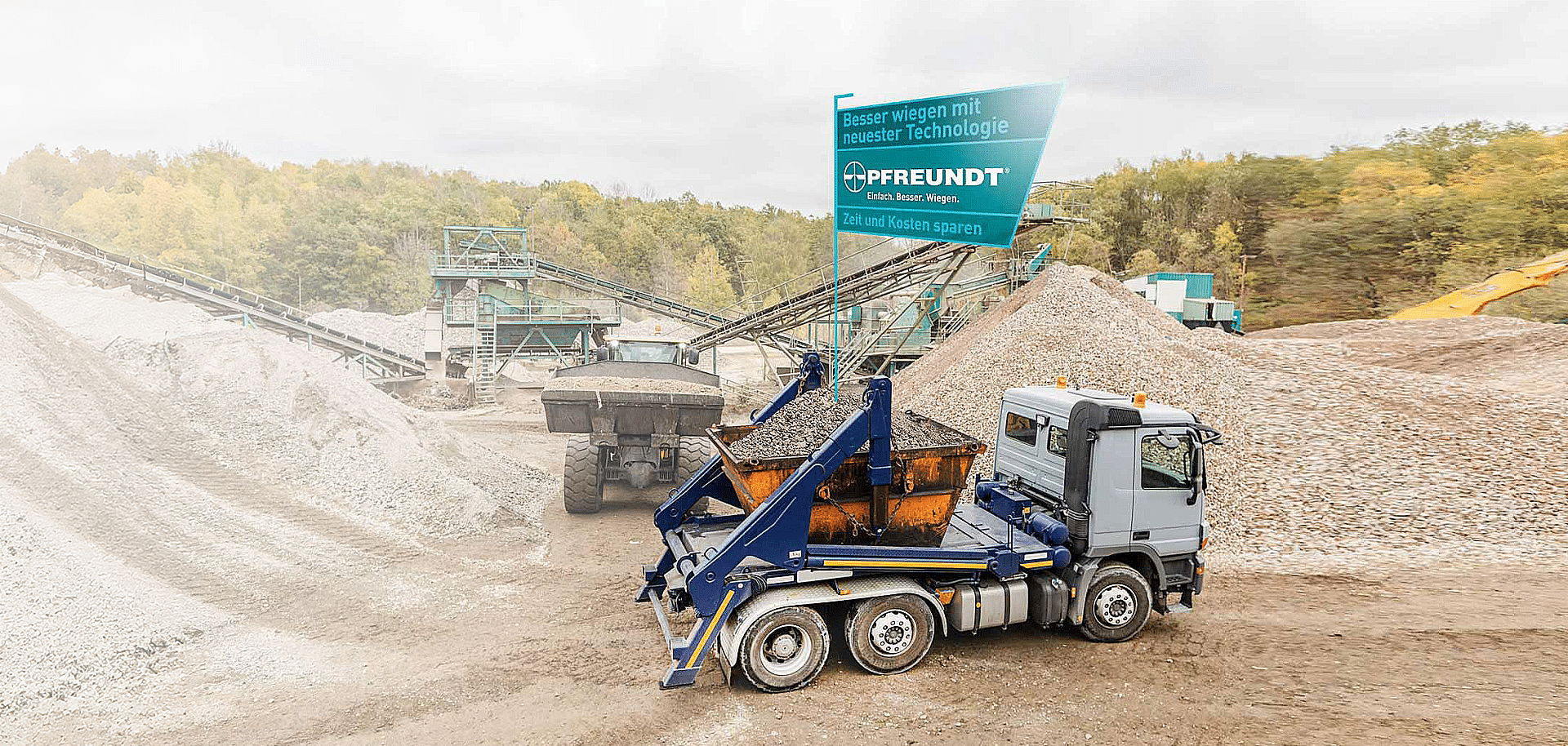 Lkw transportiert Kies im Steinbruch, PFREUNDT-Logo symbolisiert mobile Wiegelösungen zur Effizienzsteigerung.