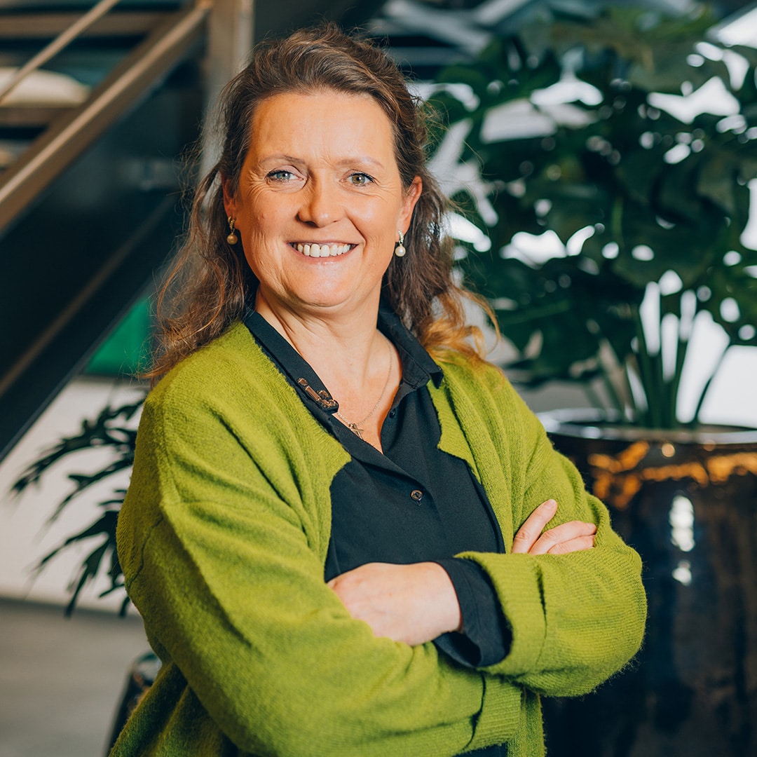 A woman in a green jacket is smiling, with the PFREUNDT logo and plants in the background. The focus is on mobile weighing systems.