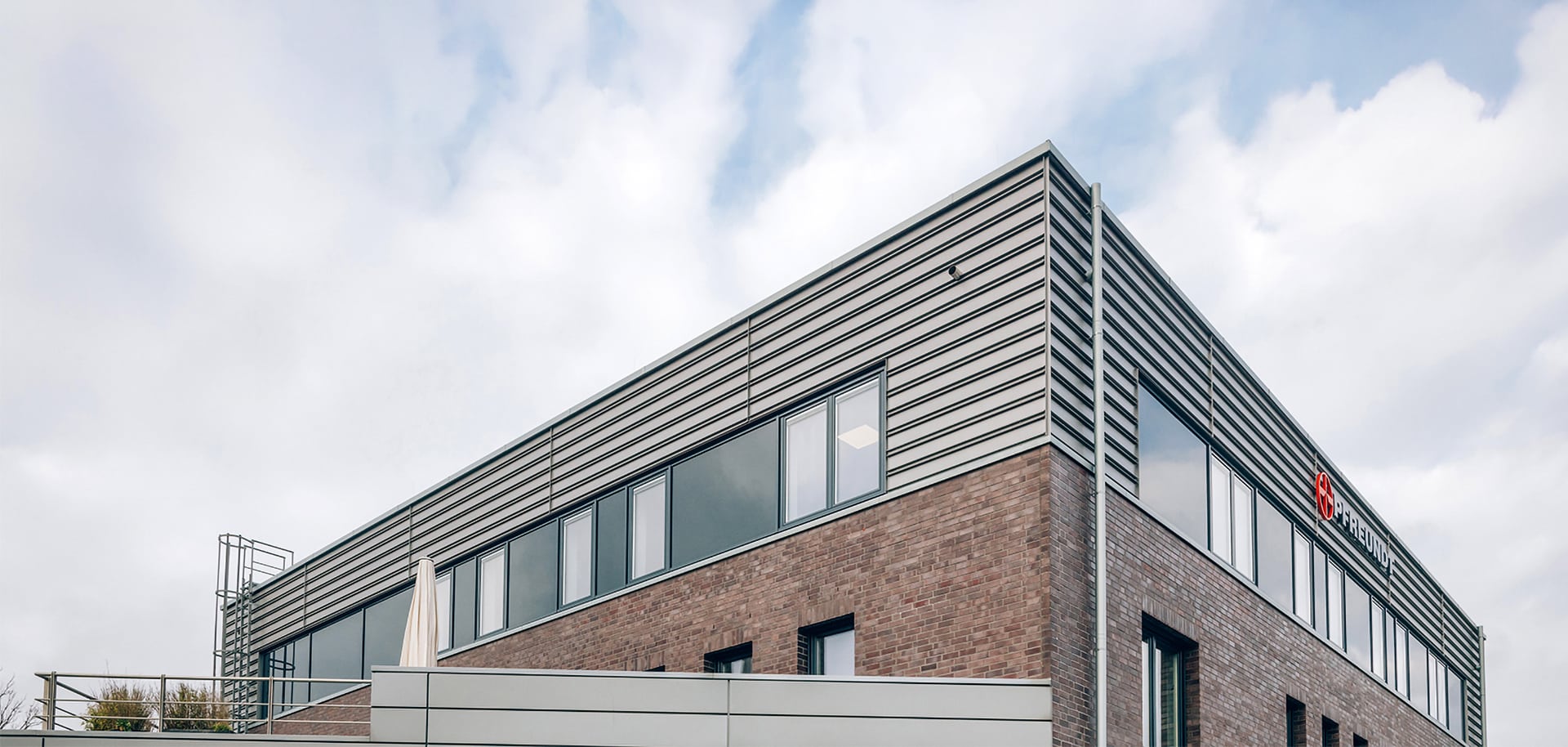 Firmengebäude von PFREUNDT, Anbieter mobiler Wiegesysteme wie Baggerwaagen und Radladerwaagen.