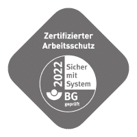 Certificado de seguridad y salud laboral 2022, «Sicherheit durch System», certificado por la BG, logotipo sobre fondo gris.