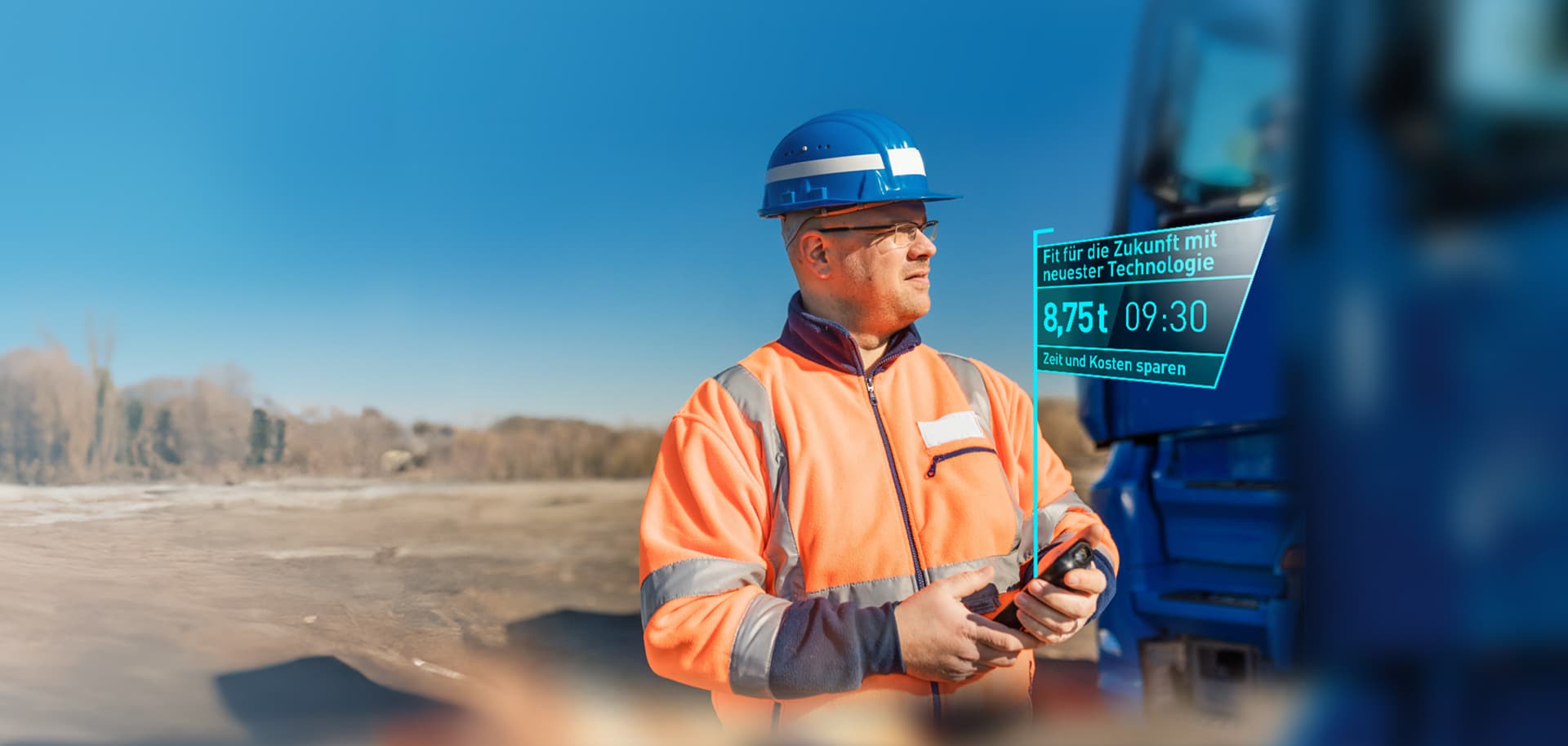 Mann mit Bauhelm nutzt PFREUNDT mobiles Wiegesystem, um effizient Arbeitsdaten in der Baubranche zu erfassen.